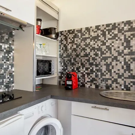 Apartment Charming Flat With Balcony Close To Halles And Beach - Welkeys *