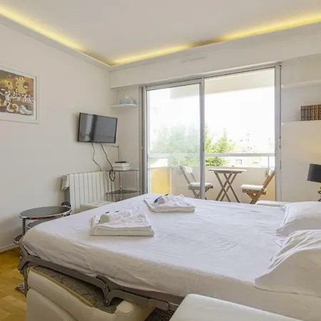 Διαμέρισμα Charming Flat With Balcony Close To Halles And Beach - Welkeys Μπιαρίτζ