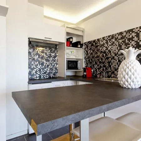 Charming Flat With Balcony Close To Halles And Beach - Welkeys * Μπιαρίτζ