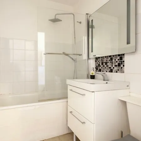 Charming Flat With Balcony Close To Halles And Beach - Welkeys *