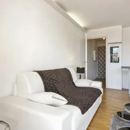 Charming Flat With Balcony Close To Halles And Beach - Welkeys *